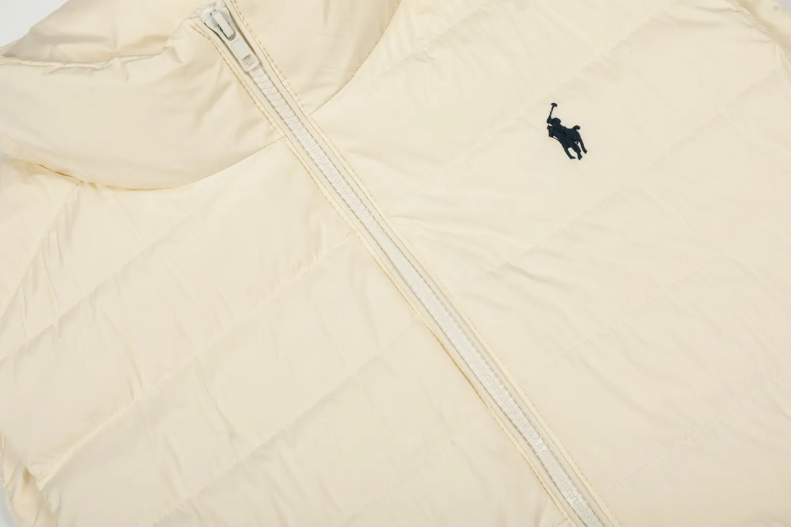 P360 top quality" Style number: 9001# [Ralph Lauren winter basic classic solid color embroidered goddess down vest] ✅Ralph Lauren American retro college style winter basic goddess style down vest ✅90% high-quality white duck down Filling 150g ✅Anti-running velvet treatment on the inside Detailed workmanship in place ✅Pair it with a sweater or sweater jacket of the same color OOTD is amazing~ ✅Tips: Hemp flowers/small twists of the same color Knitted sweaters are also available and can be matched with suits~ ✅Goddess version, the maximum size can be worn up to 160 pounds, loose and comfortable, no pressure ✅Milk white is a hot color, a must-have item for the goddess wardrobe in winter! Size: S-XL Color: Milk White Black Navy